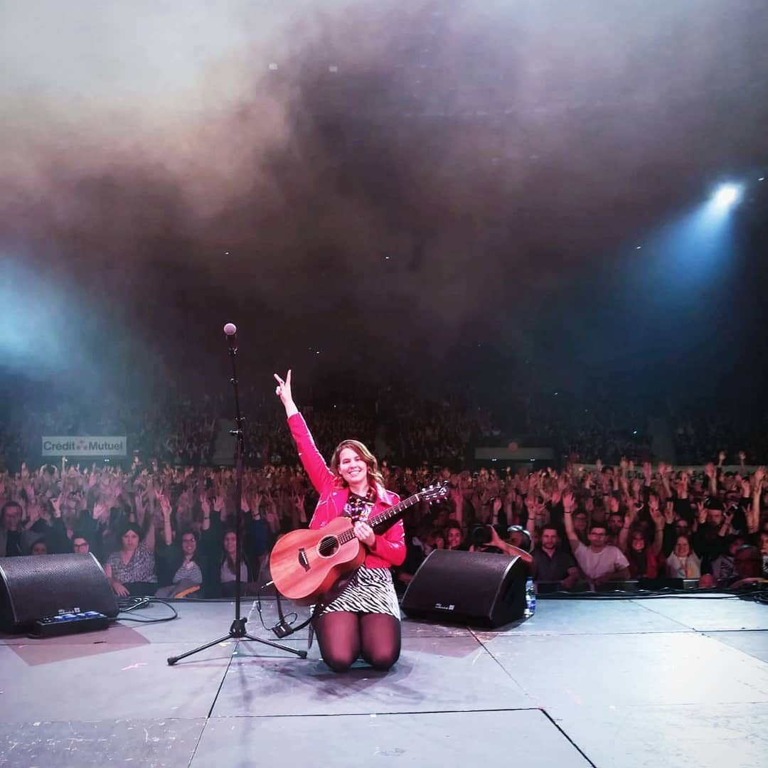 Gabrielle sur scène avec guitare