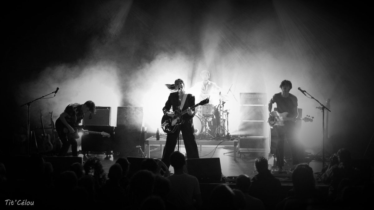 Gabrielle en concert noir et blanc