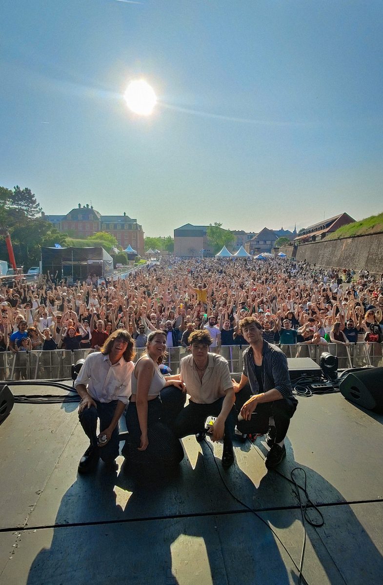 Gabrielle et son groupe face au public