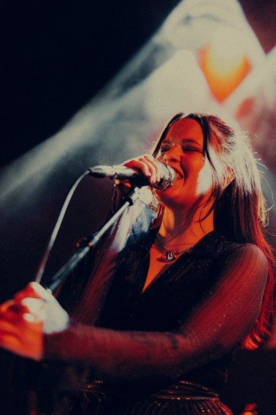 Gabrielle chante au micro